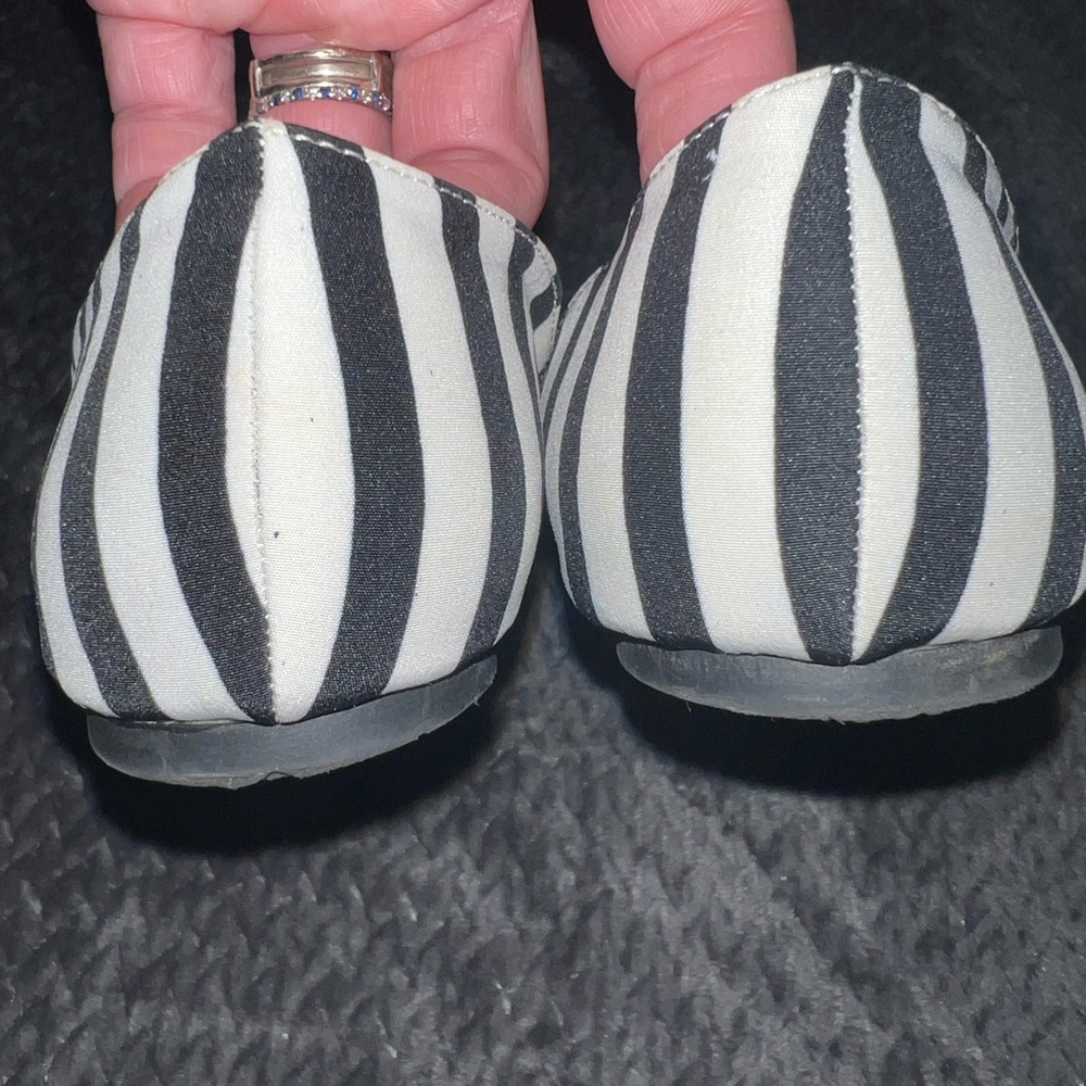 Journee Collection Striped Black and White Flats - Picture 5 of 6